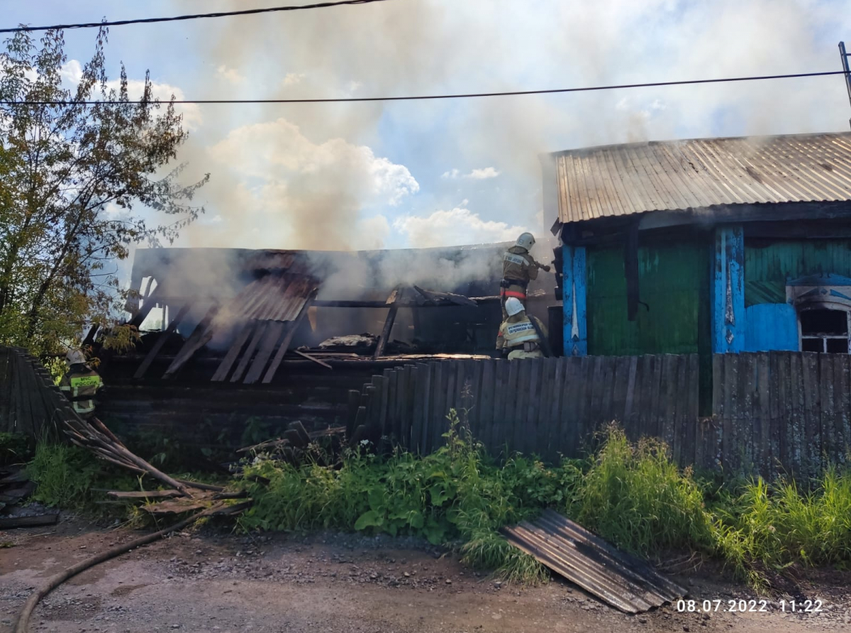Фото предоставлено 59 ПСО. Деревянные конструкции вспыхнули как спичка